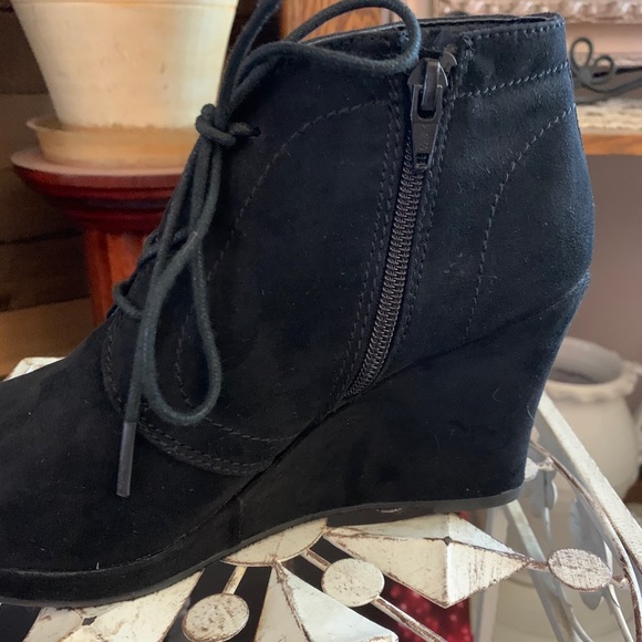 “MOSSIMO” Black Suede Wedged Bootie - Picture 2 of 6